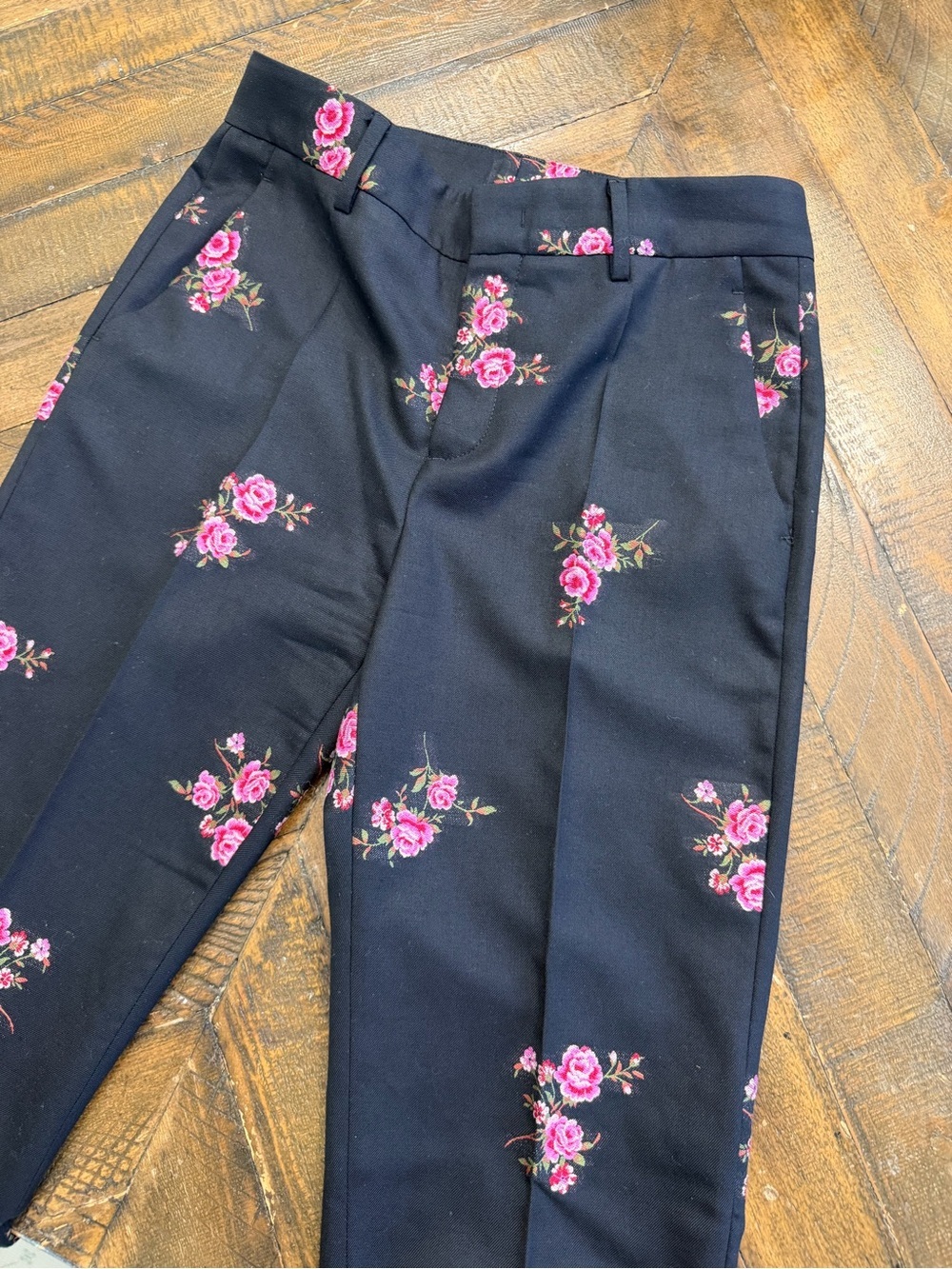 RED Valentino floral-appliquéd wool-blend twill tapered pants in black and pink - Picture 7 of 11